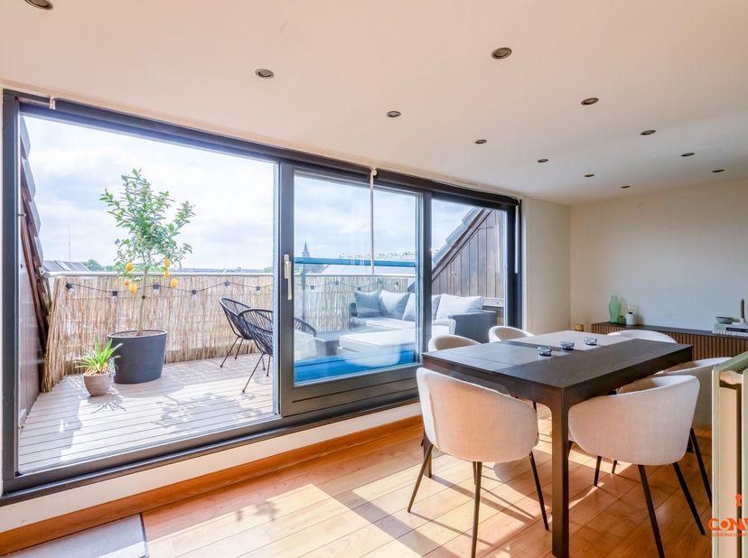 Dit lichtrijk dakappartement is gelegen in de populaire buurt Dok Noord te Gent. Dankzij de centrale ligging staat u zo in Gent Centrum en is het open