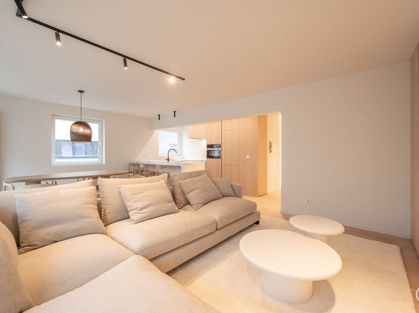 Appartement d&#039;angle entièrement rénové, bien situé sur l&#039;avenue Lippens.&lt;br /&gt;
Composé de : hall d&#039;entrée avec vestiaire, cuisine ouverte entièrement