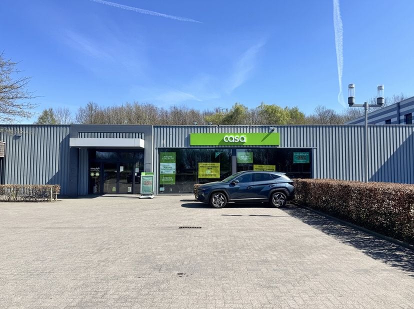 Het betreft de verhuur van de huidige CASA, met een oppervlakte van circa 950 m², gelegen in Winkelpark Den Boom te Lier. Het winkelpark herbergt vers