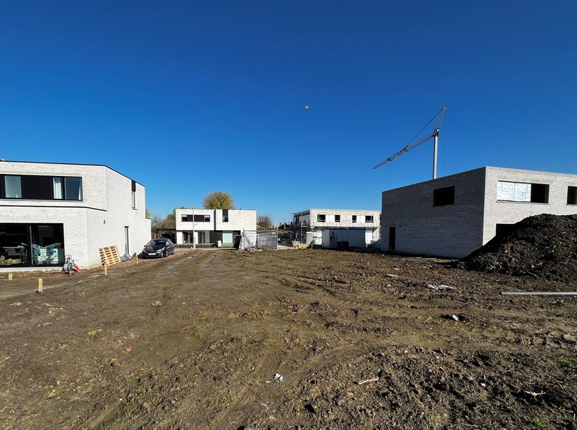 Dit gloednieuwe woonproject omvat de realisatie van acht eigentijdse woningen.  Deze woongelegenheden bevinden zich in een rustige doodlopende zijstra