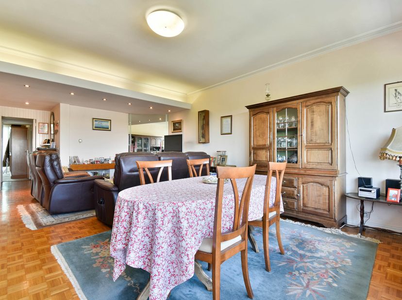 Idéalement situé à proximité de nombreuses facilités, TRIOR vous propose ce bel appartement situé au cinquième et dernier étage d&#039;une petite coproprié