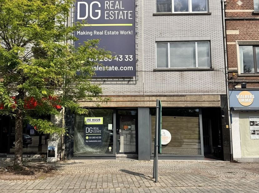 Nous proposons un espace commercial casco dune superficie impressionnante de 300 m², situé dans la Kiliaanstraat à Duffel. Le bien dispose dune grande