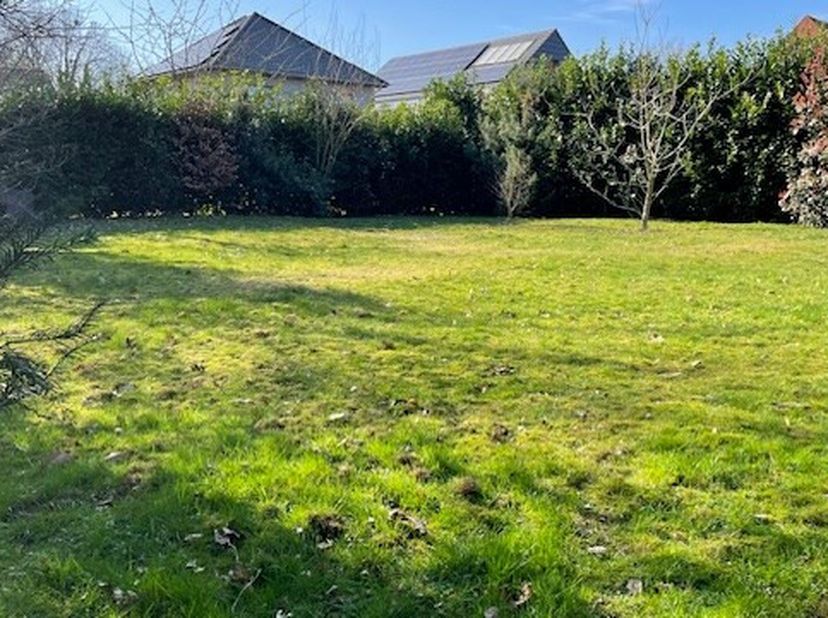 Dit  mooie domein met een perceeloppervlakte van 1530 m² ligt verscholen in het centrum van Grobbendonk. Via een oprijlaan kom je aan de woning die ge