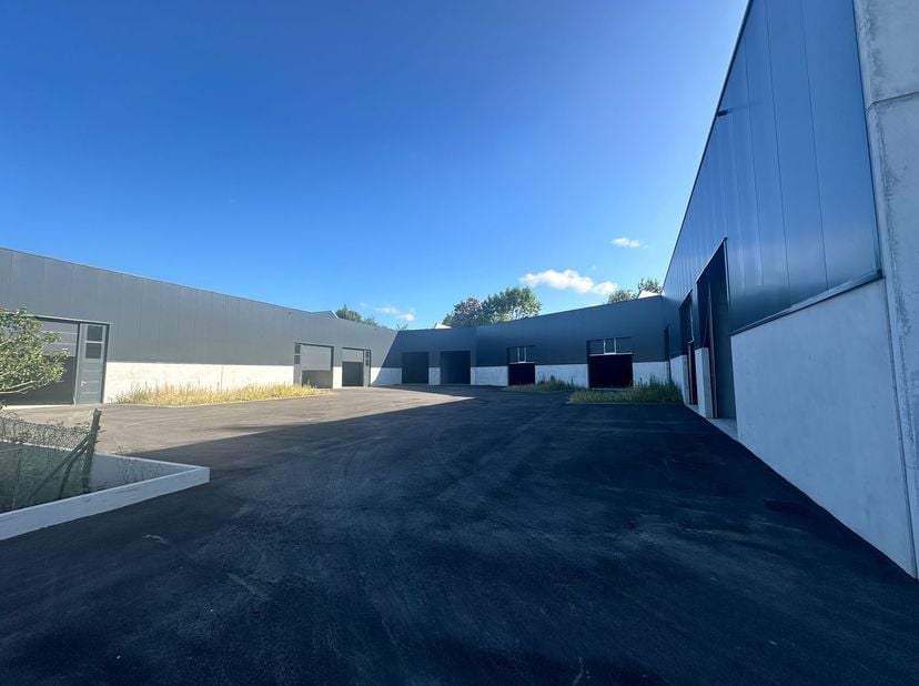 Unité PME nouvellement construite de 256 m² à vendre, cette unité fait partie du tout nouveau parc d&#039;activités « Denderparc » et est située à Ath, le