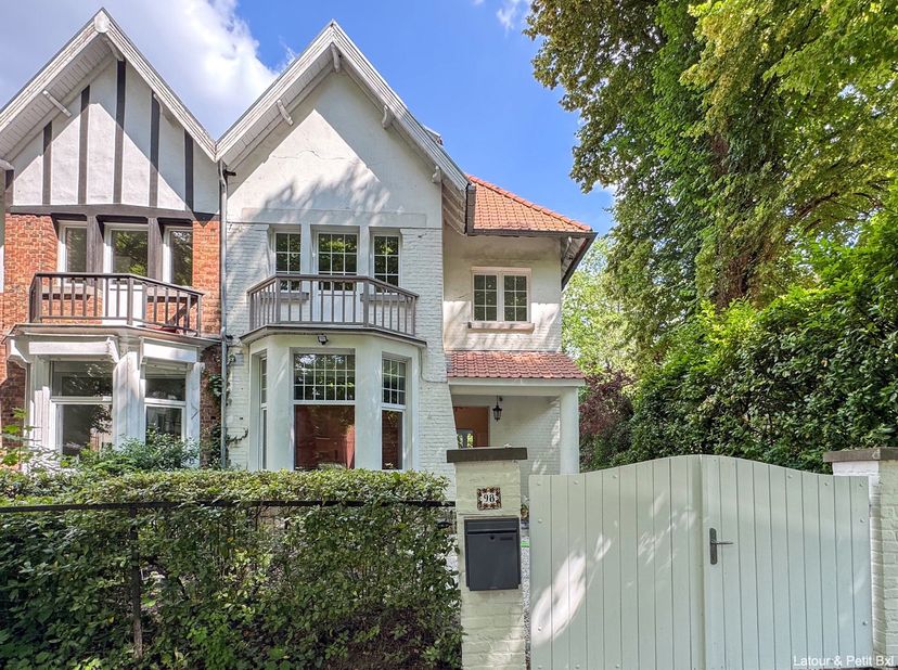 UCCLE, situé entre l&#039;Observatoire et l&#039;Avenue De Fré, proche de commerces, cette charmante MAISON (3ch/1sdb/1sdd) de ±163 m² rénovée se compose d&#039;un h