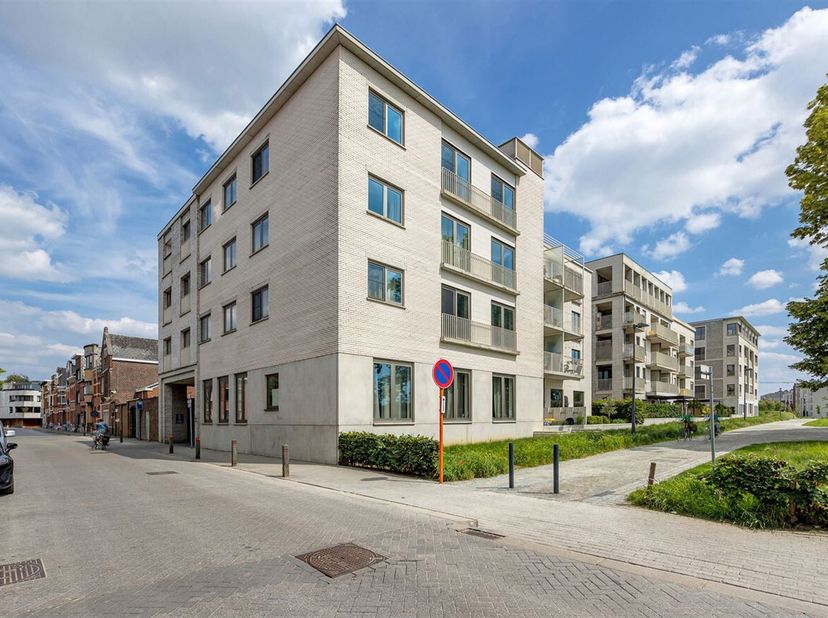 Prachtig gelijkvloers appartement voorzien van 2 slaapkamers, terras en ondergrondse staanplaats op toplocatie te Lier!&lt;br /&gt;
Ligging: Gelegen op topl