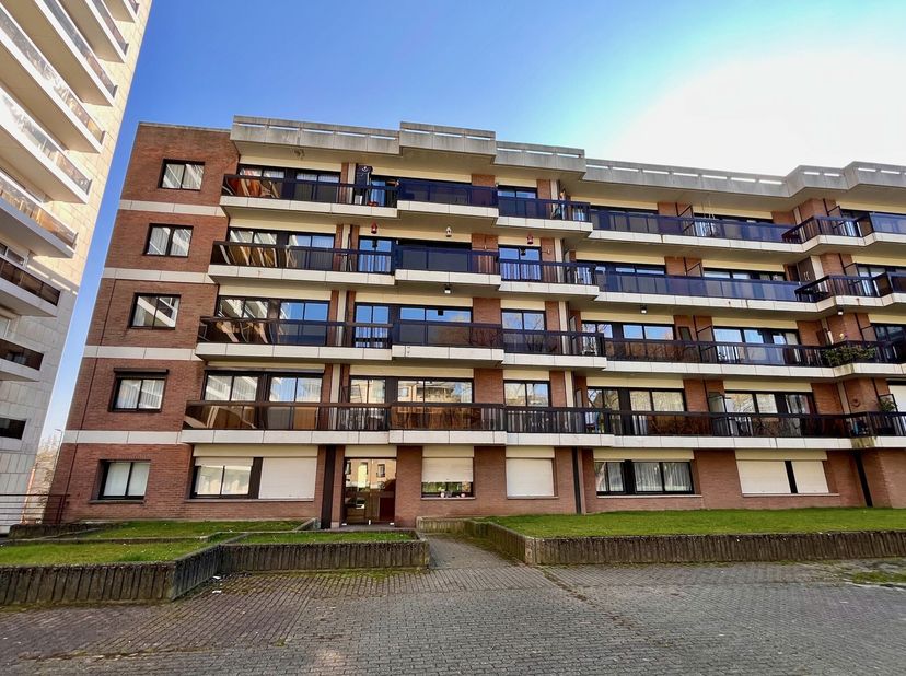 Charmant appartement à Anderlecht avec vue sur la cour intérieure !&lt;br /&gt;
Situé au troisième étage, cet appartement de 57m² bien entretenu offre une c