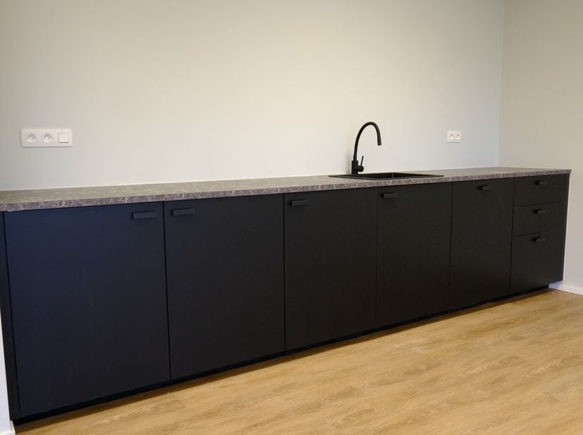 Dit nieuwbouw kantoorruimte van 147m² is gelegen op de eerste verdieping in het complex van Terpentijn.  Het beschikt over een aparte ingang met een b