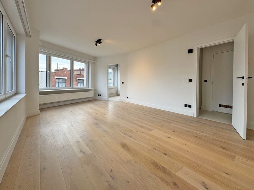 Dit moderne hoekappartement is gelegen nabij de Lippenslaan, het station en Duinenwater.&lt;br /&gt;
Het appartement heeft een praktische indeling met een r