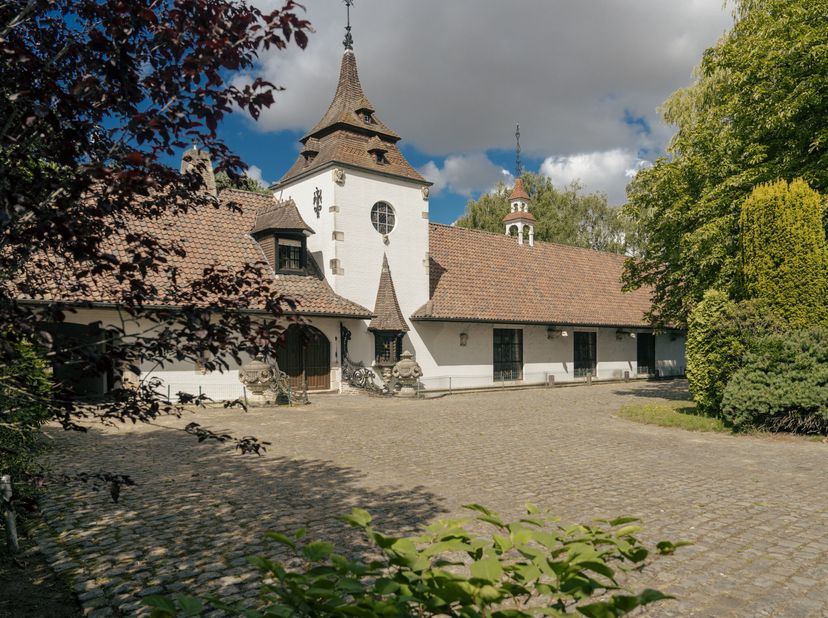 Deze uitzonderlijke villa bevindt zich op een steenworp van de Grote Markt van Roeselare (slechts 2,5 km in vogelvlucht) en heeft een vlotte verbindin