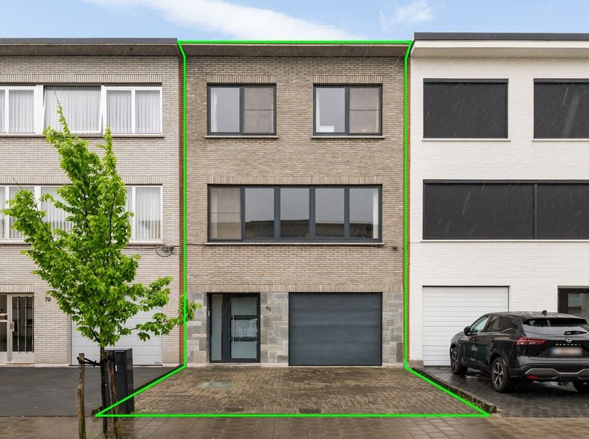 Gezellige bel-etage woning te koop in Hoevenen!&lt;br /&gt;
&lt;br /&gt;
In een rustige wijk in Hoevenen is deze bel-etage woning terug te vinden. Deze is centraa