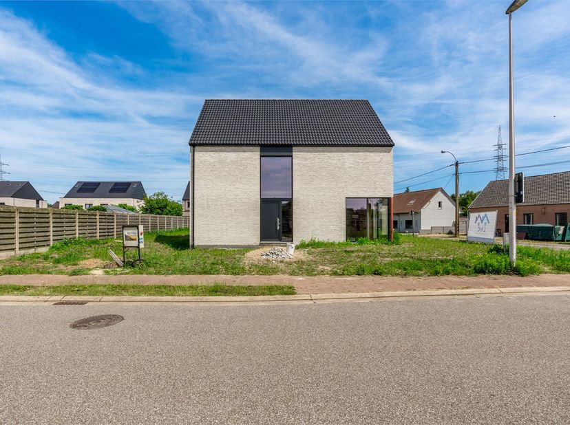 ROYALE CASCO-WONING MET EEN HEERLIJK LICHTRIJKE WOONKAMER MET OPEN KEUKEN EN AANSLUITEND DE BERGPLAATS, 3 SLAAPKAMERS (MEER MOGELIJK), EEN RUIME BADKA