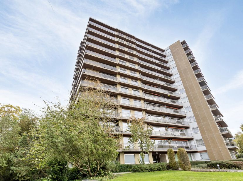 Penthouse met 2 terrassen en 3 kamers te Ganshoren&lt;br /&gt;
Gelegen op de dertiende verdieping, lift aanwezig.&lt;br /&gt;
Deze penthouse bestaat uit een inkom