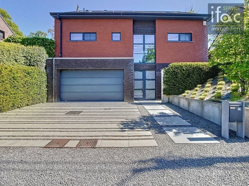 Villa idéalement située, construite en 2016, avec 4 chambres et 3 salles de bains, à proximité du centre de Tervuren/Duisburg. Cette villa énergétique