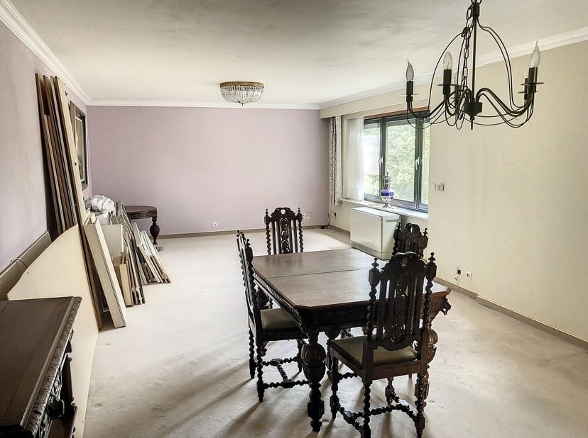 Aan het groende Koning Albert I plein, in het centrum van Leopoldsburg, in een kleine, nette en keurig onderhouden residentie ligt dit verrassend ruim