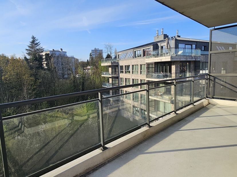 1000 BRUXELLES. A proximité entre l&#039;Hippodrome de Boitsfort et Roosevelt. Appartement situé au 2ème étage sur 4 dans une résidence de standing datant
