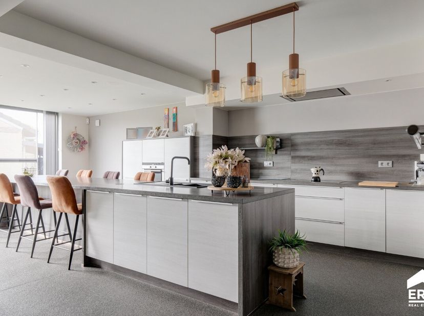 Instapklare, rustig gelegen woning met 5 slpks, een bew. opp. van 234 m², op een perceel van 6a 34ca te Houthalen.Voor meer informatie ga naar https:/