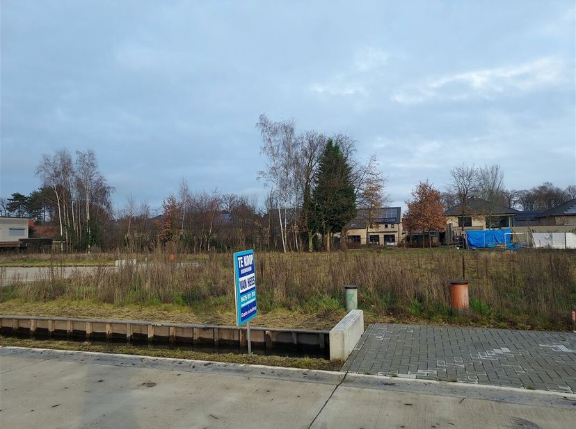 Zeer rustig gelegen bouwgrond voor open bebouwing van 7 are 01 ca. 15m breed. woning 9m breed, max. 15m diep + garage.&lt;br /&gt;
Gelegen 2de bouwgrond  li