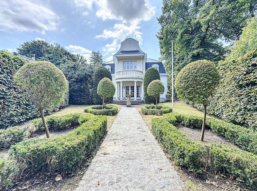 Uccle  Quartier de lObservatoire  Découvrez cette somptueuse villa de +/-320 m² habitables, offrant 4 chambres, un bureau et de généreux espaces de vi