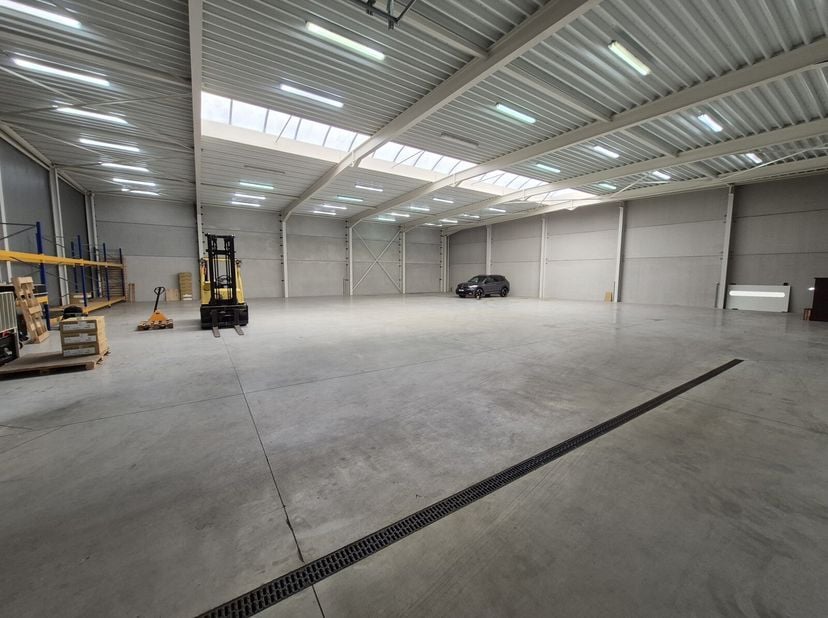 Bedrijfsgebouw/loods gelegen in de industriezone Kanaal-Zuid te Bree, dichtbij het centrum.&lt;br /&gt;
Het bedrijfsgebouw is in de aanwezigheid van meerder
