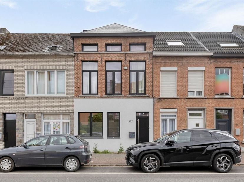 Gelegen nabij het centrum van Lier vinden we deze gerenoveerde woning terug. Met het station, scholen en buurtwinkels op wandelafstand combineert deze
