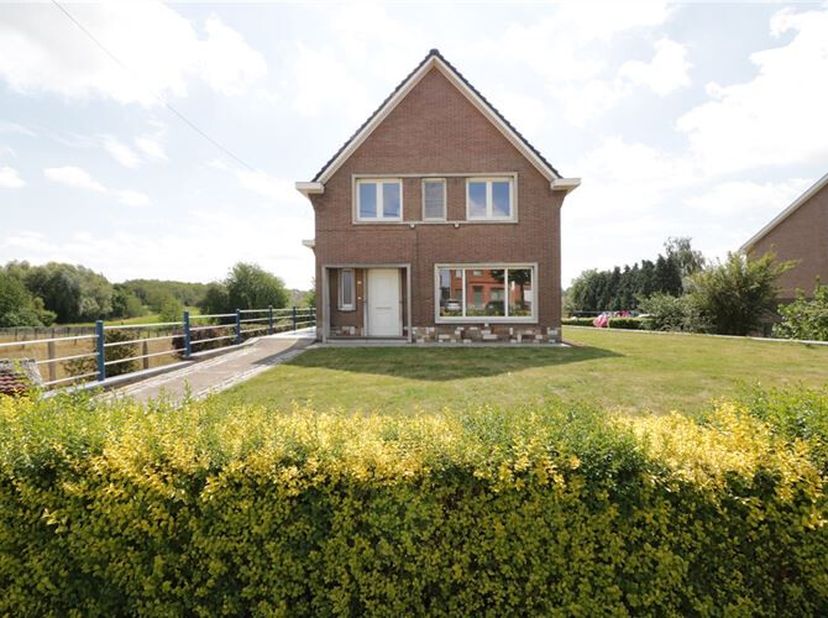 Woning gelegen op de Basilieklaan, op een boogscheut van het centrum van Scherpenheuvel, vlak bij winkels en op enkele minuten van de oprit E314. Op h