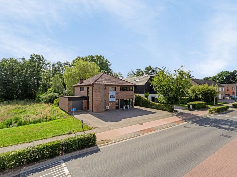 Dit charmante handelshuis met een volledig instapklaar appartement met twee slaapkamers is gelegen in Olmen, met een uitstekende verbinding naar omlig