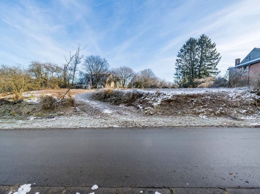 EBimmo vous propose cette très belle parcelle de terrain (+/- 3850 m²), partiellement en zone à bâtir, située dans un charmant petit village (5377 Heu