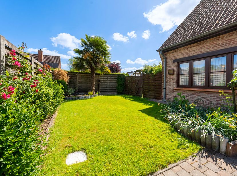 Deze alleenstaande woning gelegen op een rustige locatie wordt u te koop aangeboden.&lt;br /&gt;
We betreden de gelijkvloerse verdieping langs de hal met aa