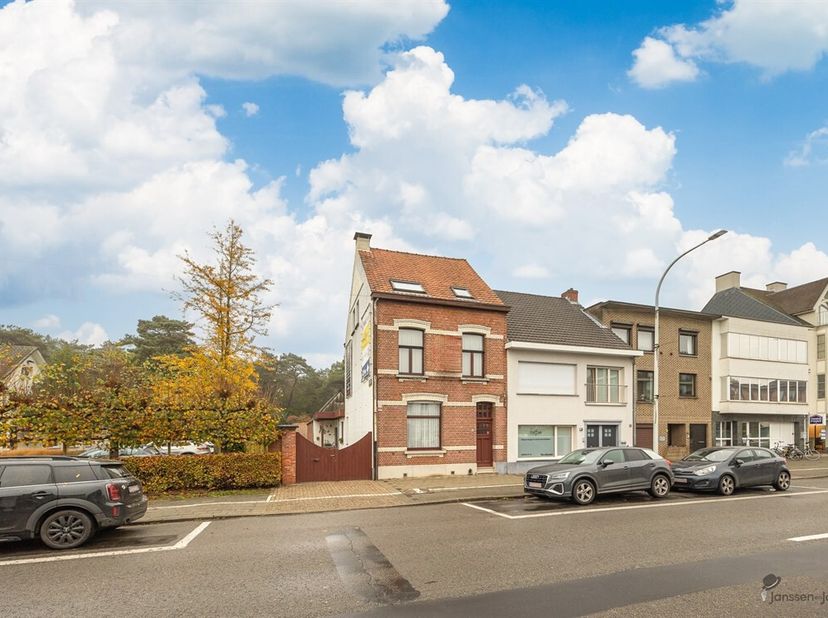 Ontdek deze charmante woning in het hart van Schilde. Met een bewoonbare oppervlakte van 217m² en gelegen op een perceel van 553m². &lt;br /&gt;
Mis deze un