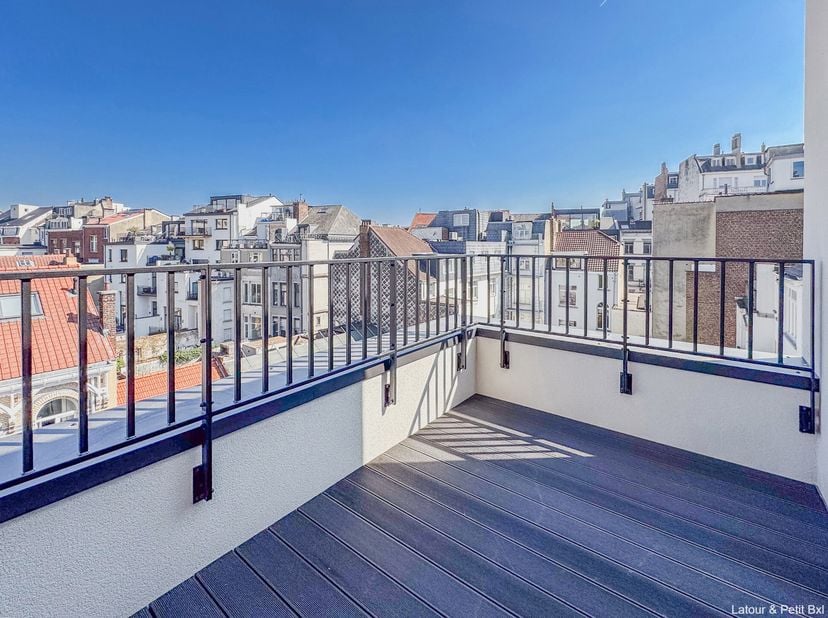 BRUXELLES - Idéalement situé sur l&#039;Avenue Louise, proche de la Place Stéphanie, ses nombreux transports et commerces. Magnifique APPARTEMENT (3ch/3sdd