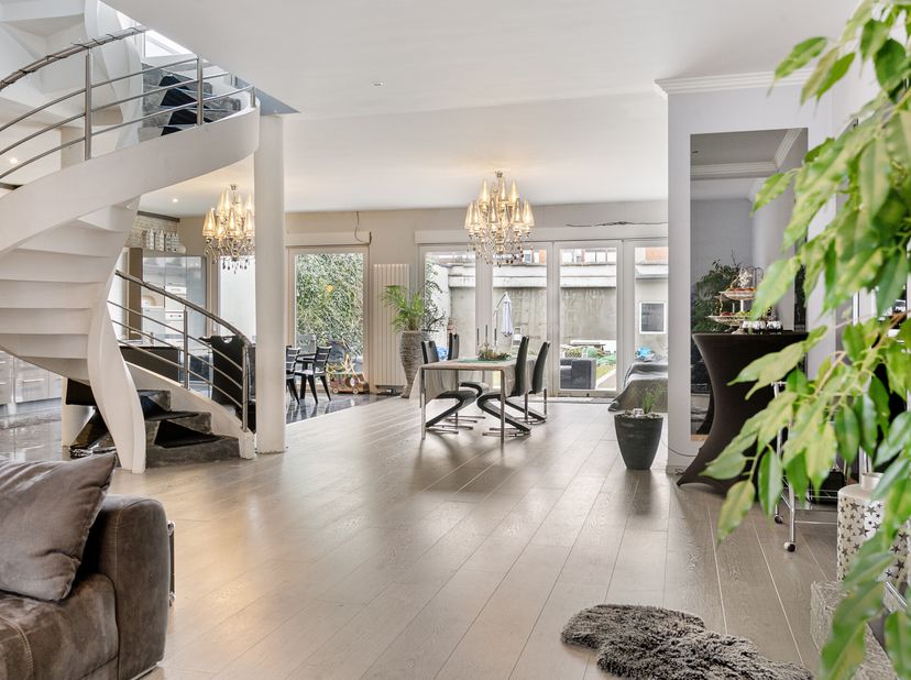 Grande maison à vendre à Niel&lt;br /&gt;
disposition:&lt;br /&gt;
rez-de-chaussée:&lt;br /&gt;
- hall d&#039;entrée&lt;br /&gt;
- buanderie/rangement&lt;br /&gt;
- toilettes&lt;br /&gt;
- sa