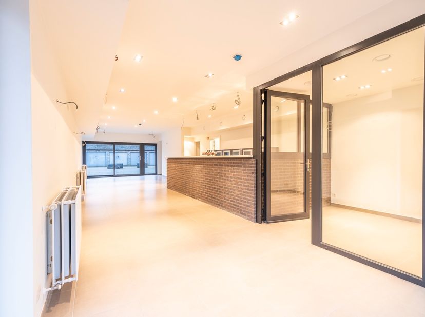 Welkom te Heirbaan 104, 2070 Burcht.&lt;br /&gt;
Op een toplocatie vlakbij invalswegen en openbaar vervoer bevindt zich dit instapklare handelspand. Momente