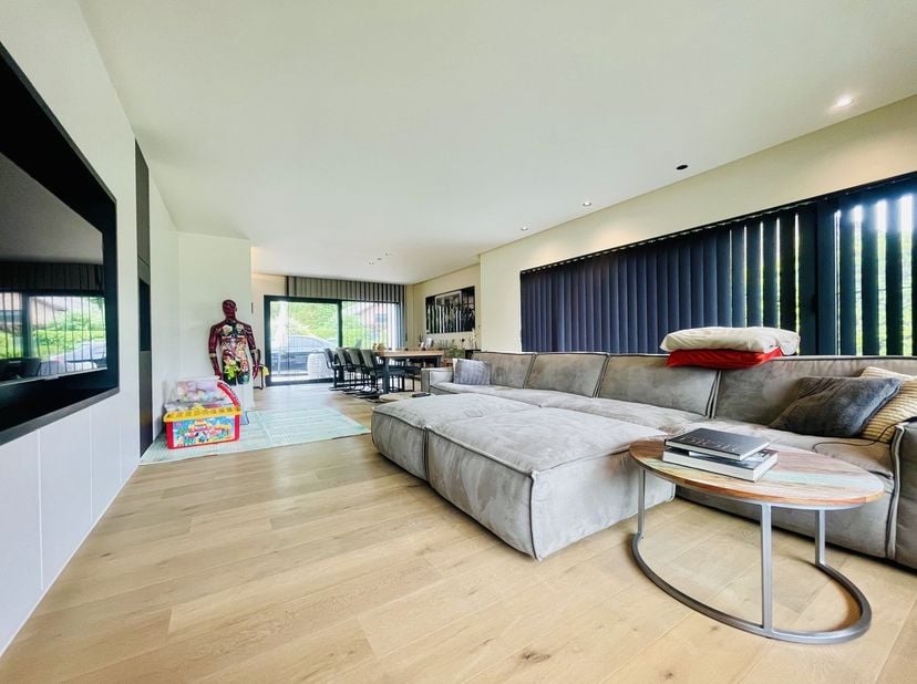 Deze mooi gerenoveerde villa ligt op een mooi perceel van maar liefst 41a 19ca. De woning met 3 slaapkamers is voorzien van alle modern comfort en afg