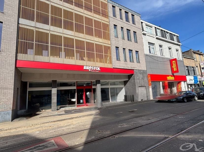 Strategisch gelegen handelsruimte in het hart van een levendige winkelwijk in Schaarbeek. Deze ruimte geniet van uitstekende zichtbaarheid en een hoog