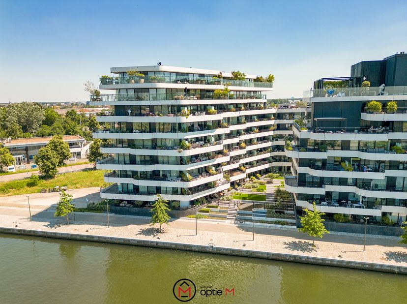 Zeer ruim, uitzonderlijk lichtrijk appartement van 216 m2 in residentie zuidzicht in Hasselt. Rondom het appartement bevint zich een terras met een op