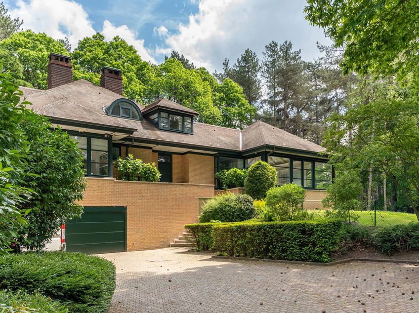 Vlakbij de golfbaan Sept Fontaines, verscholen in weelderig groen, biedt deze ruime villa, gebouwd in 1991 door architect Van Ryn, een oppervlakte van