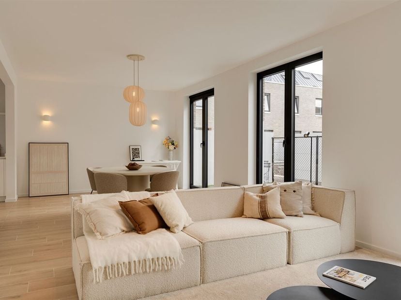 Laatste woning beschikbaar, bezoek nu de modelwoning! Dit nieuwbouwproject bestaat uit 11 nieuwbouwwoningen met gemeenschappelijke tuin en terras en b