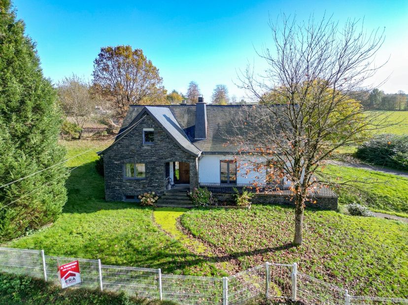 ERA B-LUX presenteert een charmant huis met 4 voorgevels op een perceel van 18 hectare in het dorp Les Fossés.Ideale locatie in een rustige omgeving,