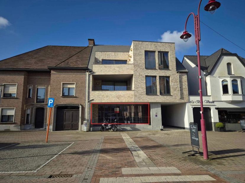 Ben je op zoek naar een nieuwbouw handelsgelijkvloers in Serskamp? Dan is deze handelszaak met tal van mogelijkheden op het Dorp van Serskamp zeker ie