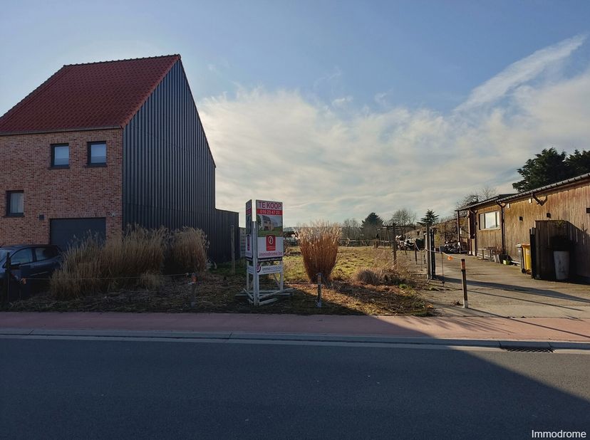 Uitstekend gelegen perceel bouwgrond voor een driegevelwoning in het landelijke Bekkevoort.&lt;br /&gt;
De bouwgrond is zuidwest georiënteerd met mooi uitzi