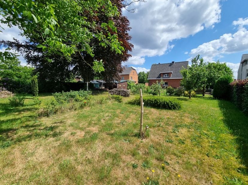 Zeer ruime, instapklare woning met 4 slpks op een prachtig perceel van 16a33ca, met een straatbreedte van 30m, gelegen op wandelafstand van Zonhoven-c