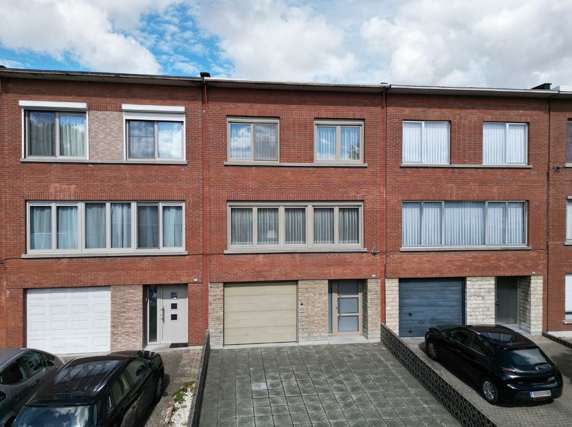 ! IN OPTIE - COMPROMIS IN OPMAAK !&lt;br /&gt;
Rustig gelegen en goed onderhouden woning (bel-etage) met 3 slaapkamers en een mooie tuin. De woning werd de