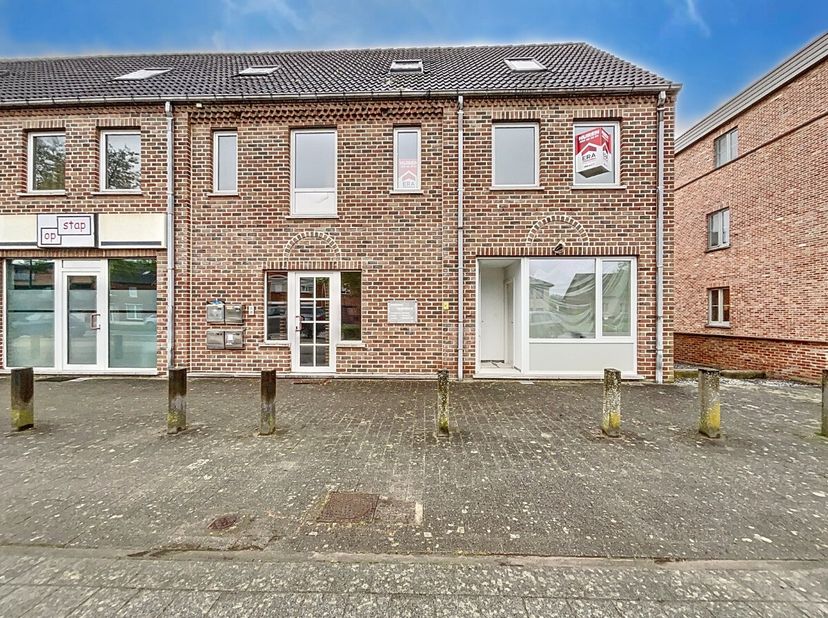 De Millenstraat ligt langs de grote ring van stad Bree. Bree heeft een bruisend centrum met verrassend veel brasserieën, grote supermarkten, kleine ze