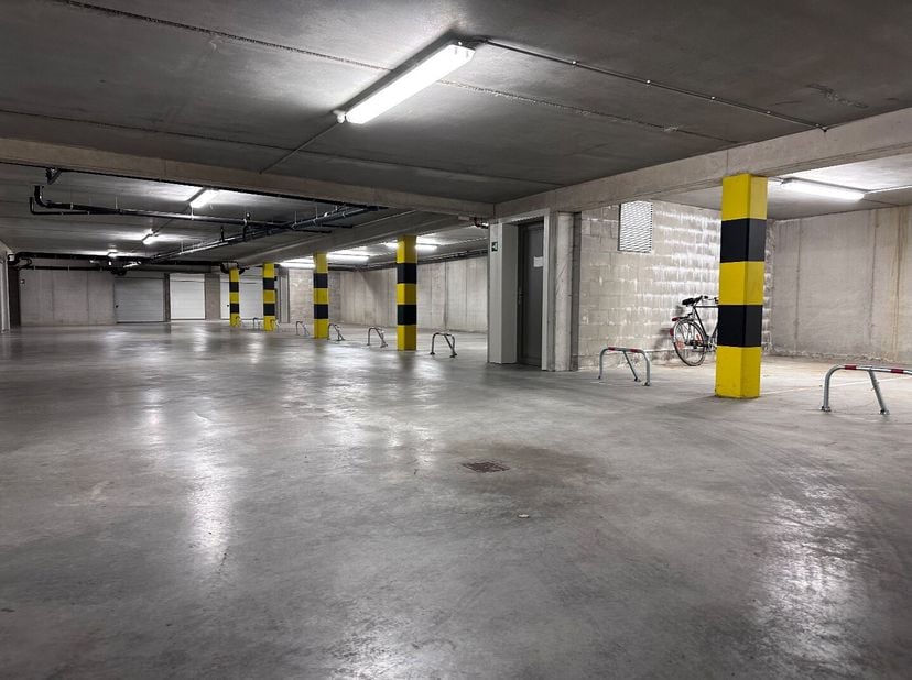 Ondergrondse parkeerplaats P6 in het centrum van Gistel, op een boogscheut van de markt.&lt;br /&gt;
Dat alles vervat in een stijlvol, functioneel en duurza