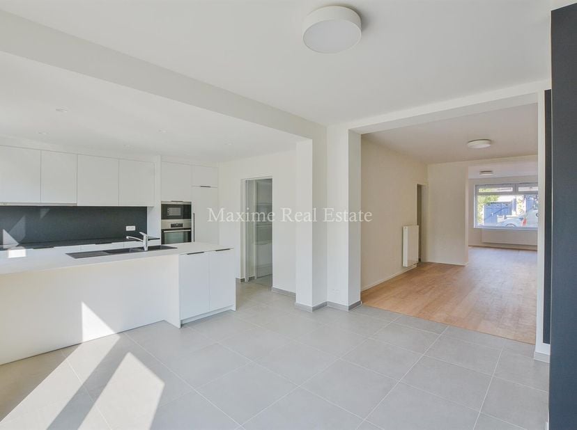 MAXIME REAL ESTATE stelt u dit volledig gerenoveerde woning voor met een voor detail en ecologie:&lt;br /&gt;
Gelegen in Sint-Pieters-Woluwe aan de rand van