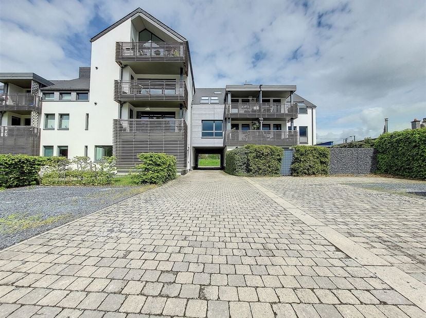 W Immobilière vous propose en location à Arlon, un splendide duplex de 136 m²  avec une terrasse et un jardin commun.Ce bien se compose comme suit: sé