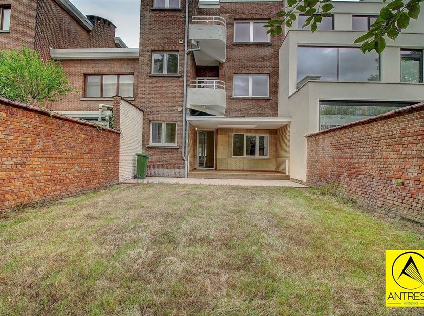In 2018 gerenoveerd gelijkvloers appartement met west- georiënteerde tuin, inpandige garagebox en kelder!&lt;br /&gt;
Door het isoleren van de vloer en geve