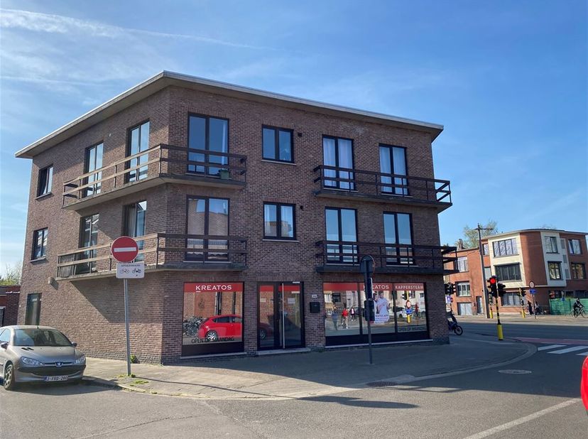 Dans un endroit très central, près du centre de Mortsel, à proximité du tram, du bus et de la gare, se trouve cet appartement ensoleillé avec un excel