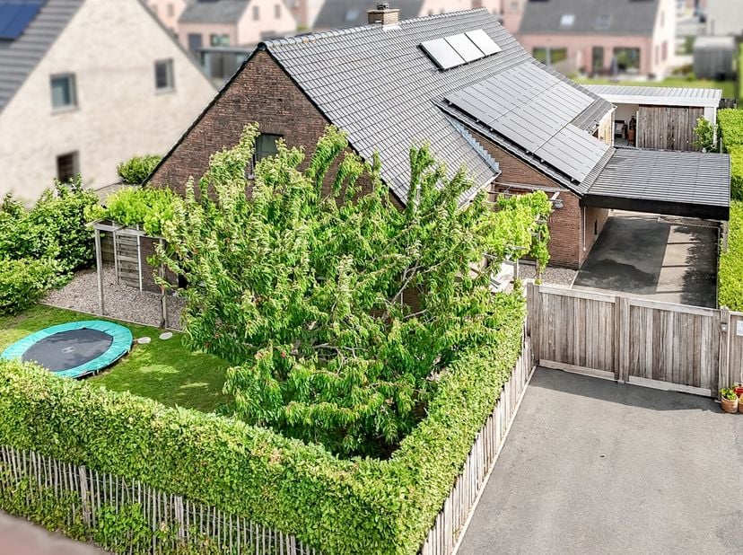 Welkom in deze ruime woning aan de Stegelstraat 51a in Lichtervelde, waar comfort, ruimte en moderne voorzieningen perfect samenkomen. Deze centraal g